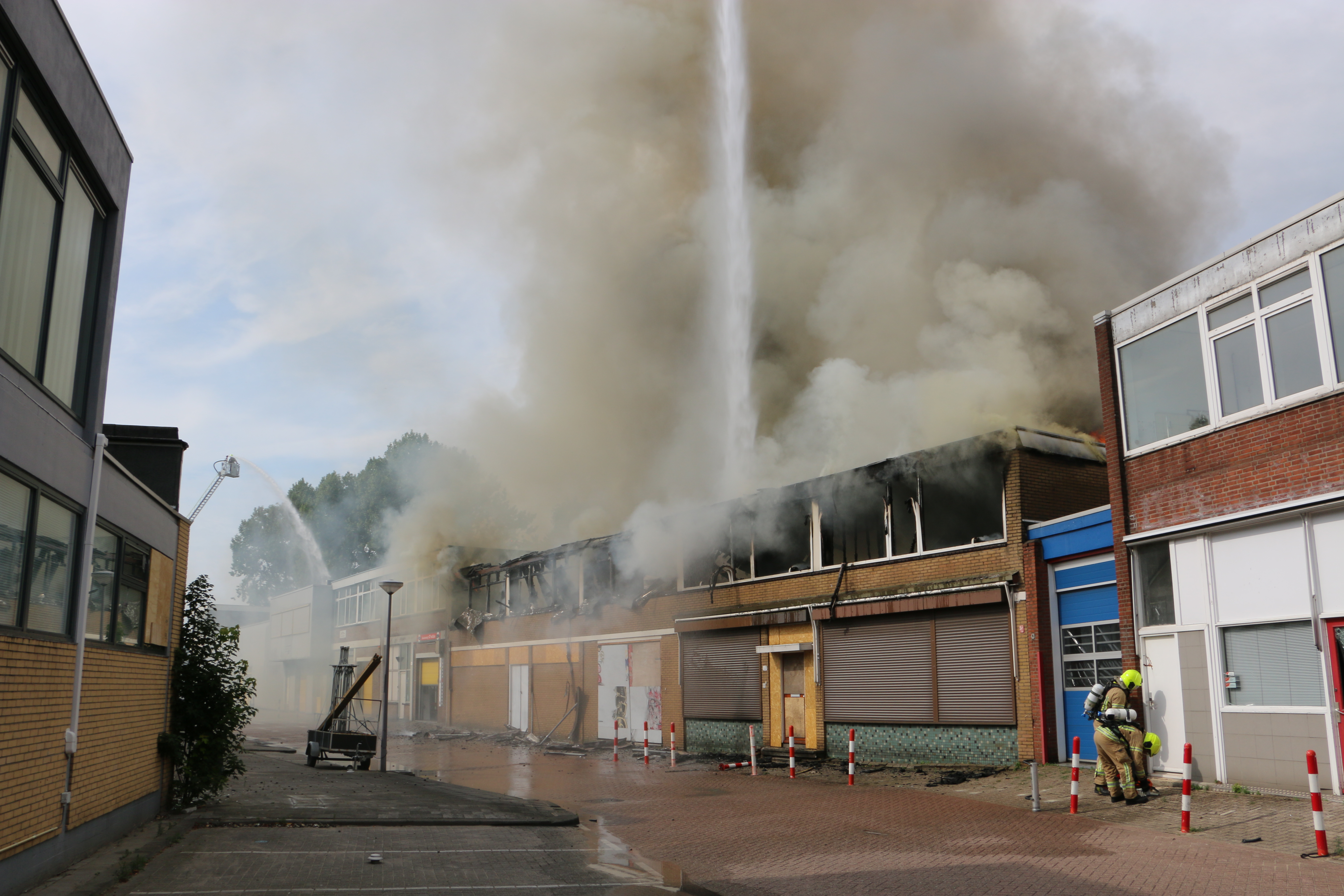 Grote brand in bedrijfspand  Abraham van Beyerenstraat.