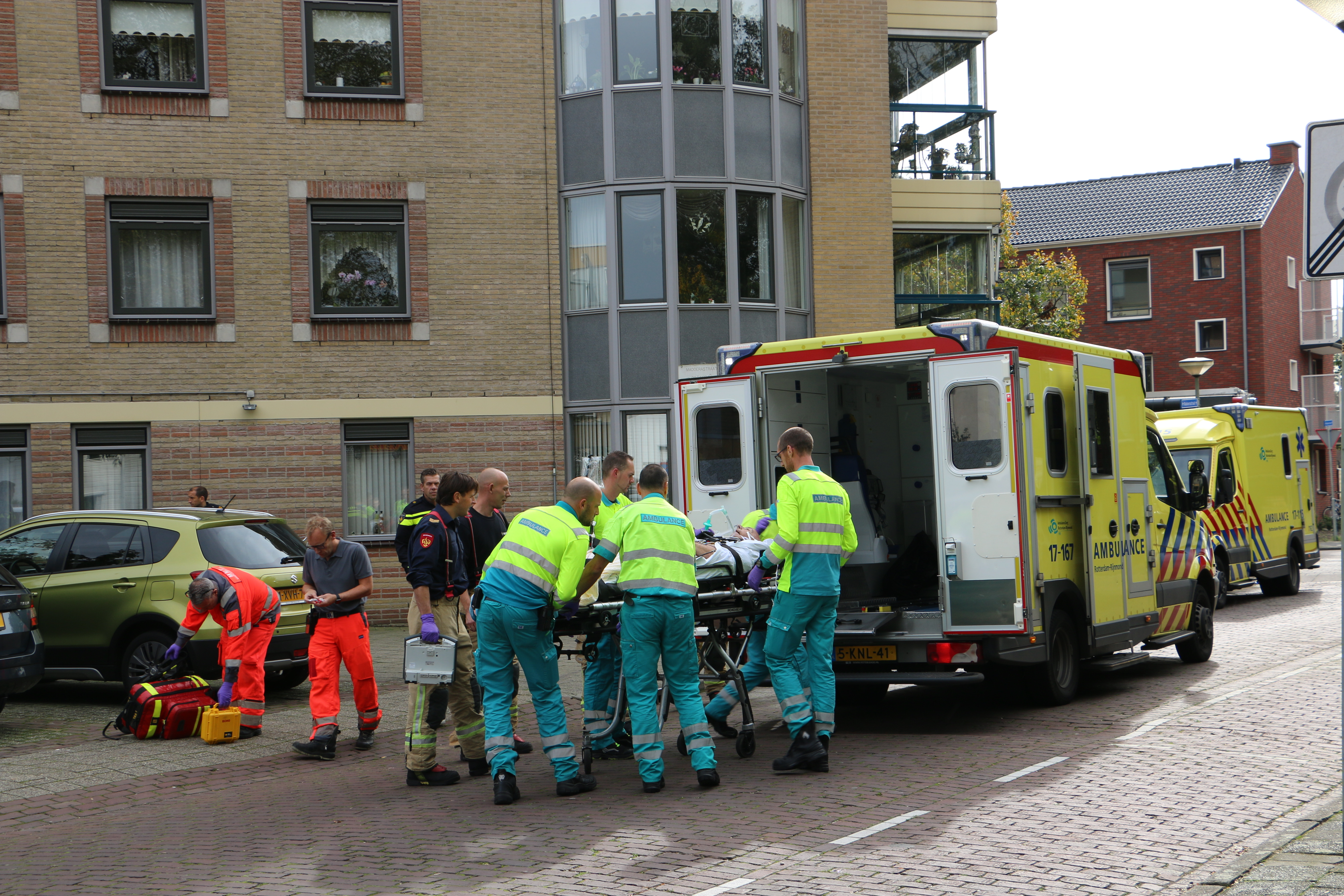Traumahelikopter voor medische noodsituatie in woning Vlaardingen.