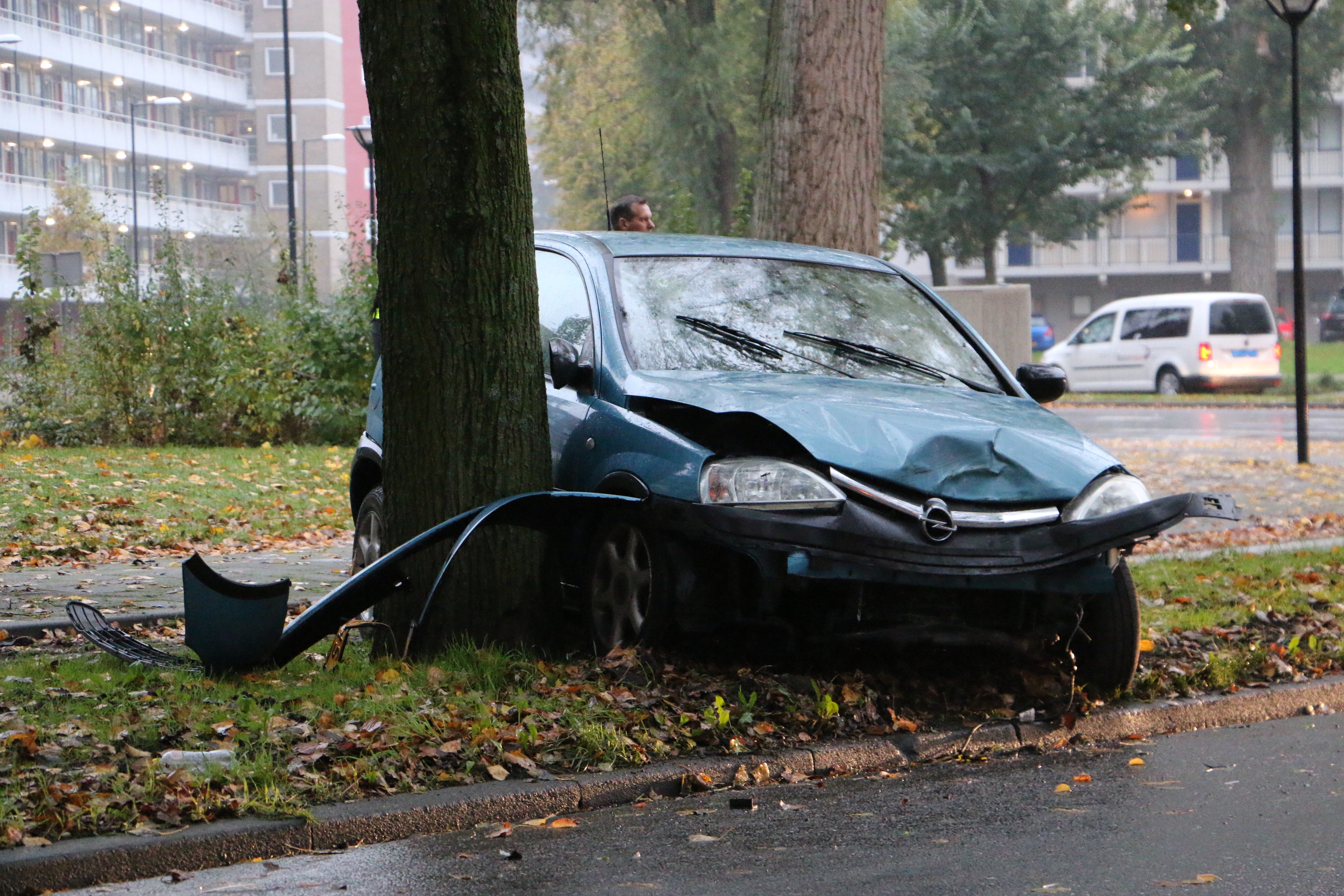 Auto klapt tegen boom in Schiedam.