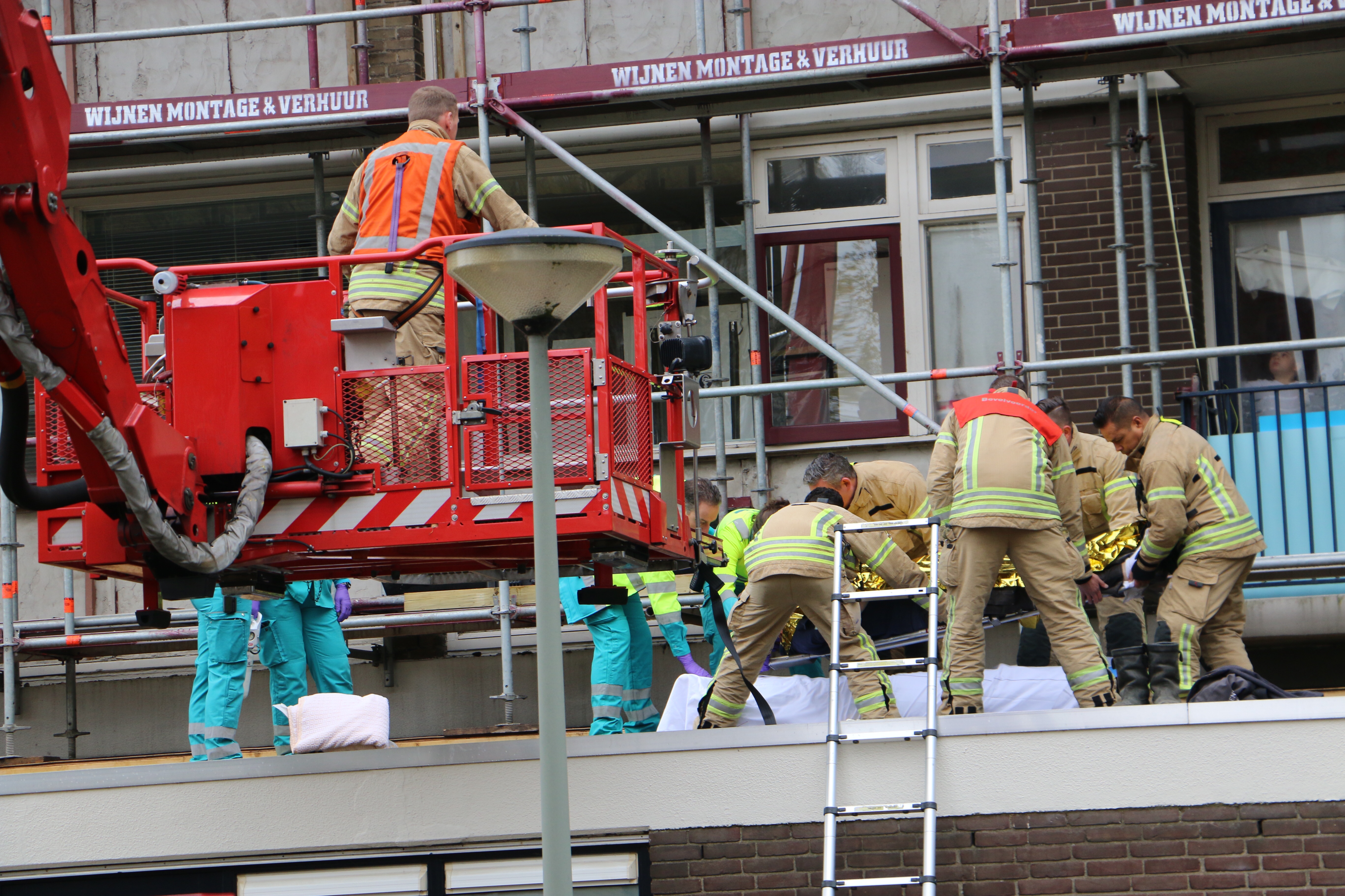 Bouwvakker zakt door bouwsteiger in Schiedam en raakt gewond.