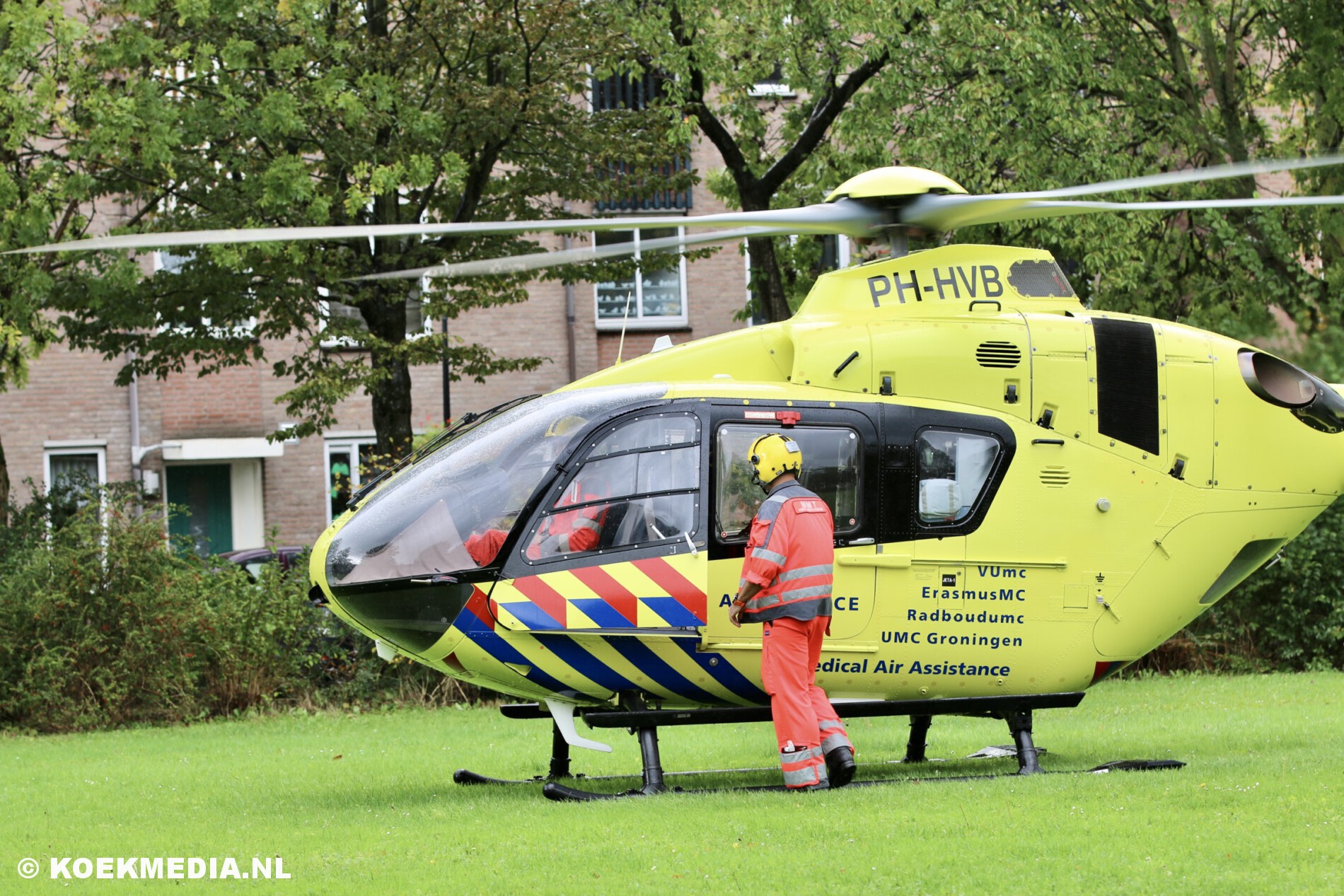 Traumahelikopter voor medische noodsituatie op de Noordvliet in Maassluis