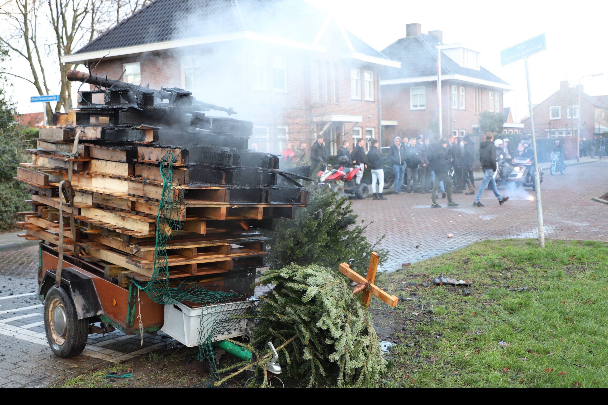 Aanhangwagen met pallets en kerstboom in de brand Maasdijk