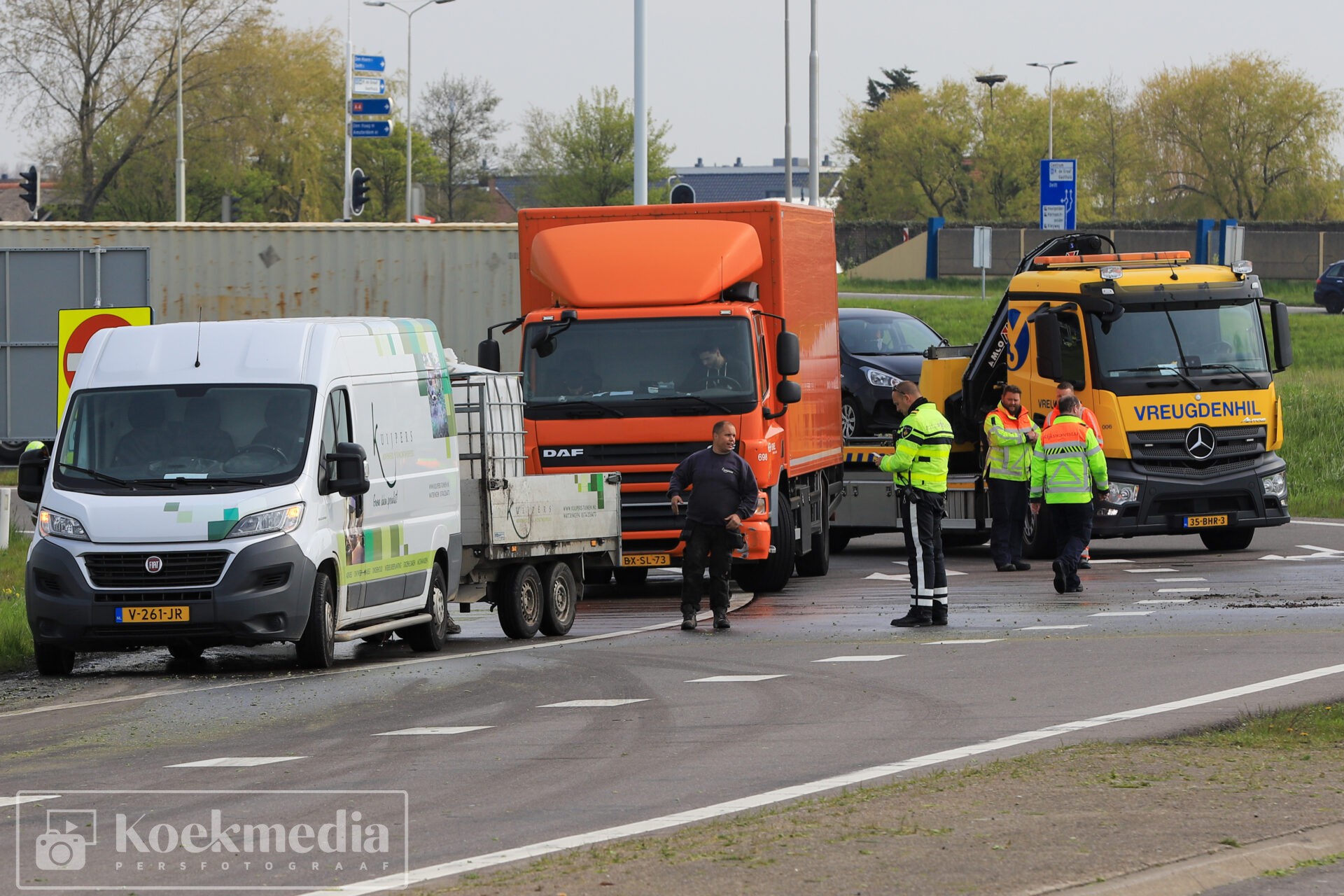 Container met diesel valt op wegdek afrit A4 Den Hoorn/Schipluiden