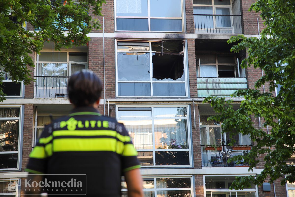 Dode bij uitslaande brand in flat aan de Rosveld in Rotterdam