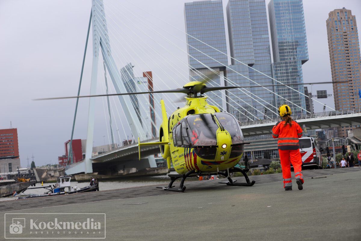 Traumahelikopter assisteert bij persoon te water Erasmusbrug