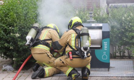 Brandweer blust containerbrandje aan de Westlander in Schipluiden