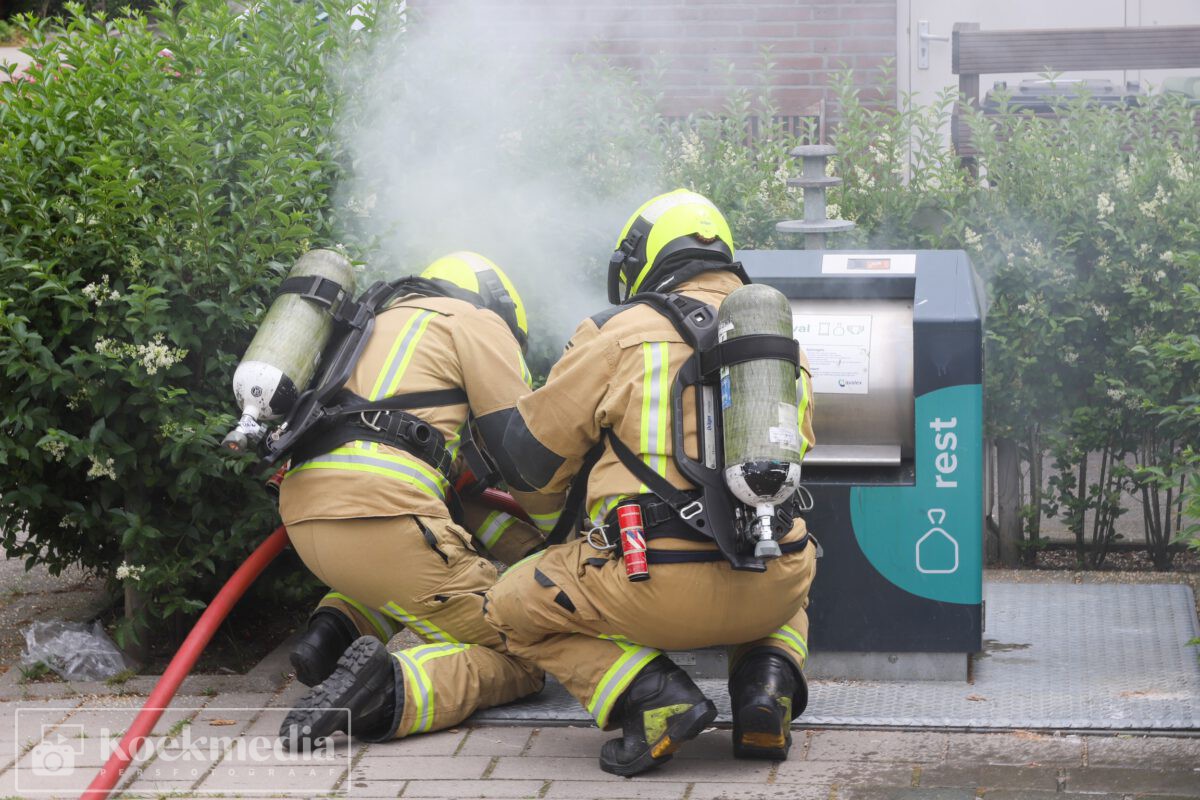 Brandweer blust containerbrandje aan de Westlander in Schipluiden