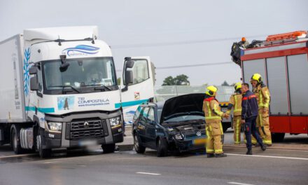 Aanrijding vrachtwagen met personenauto knooppunt Westerlee