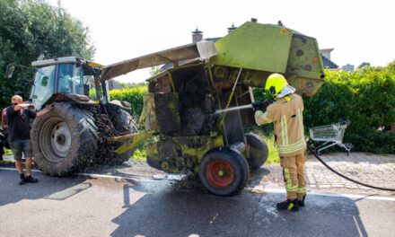 Landbouwvoertuig met balenpers gaat roken Zuidbuurt-Maassluis