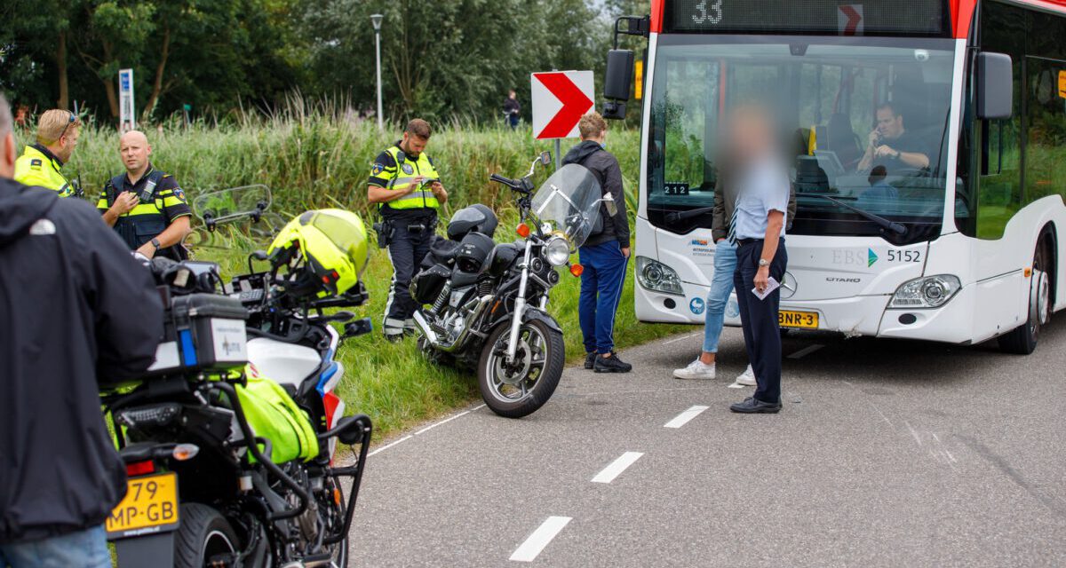 Motorrijder onderuit en botst op lijnbus Molenweg-Maasland