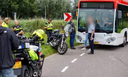 Motorrijder onderuit en botst op lijnbus Molenweg-Maasland