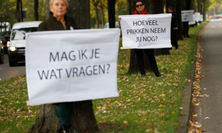 Anti-vaxxers demonstreren in Vlaardingen