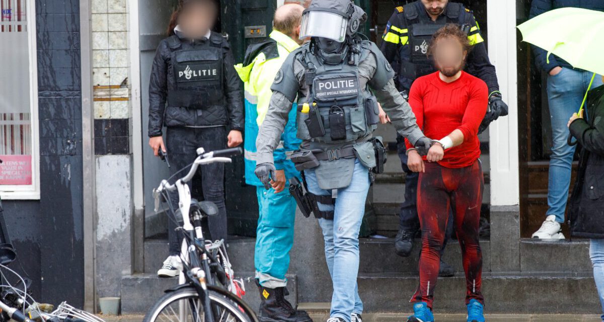 Arrestatieteam houdt verwarde man aan in Schiedam