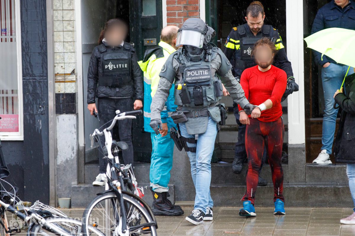 Arrestatieteam houdt verwarde man aan in Schiedam
