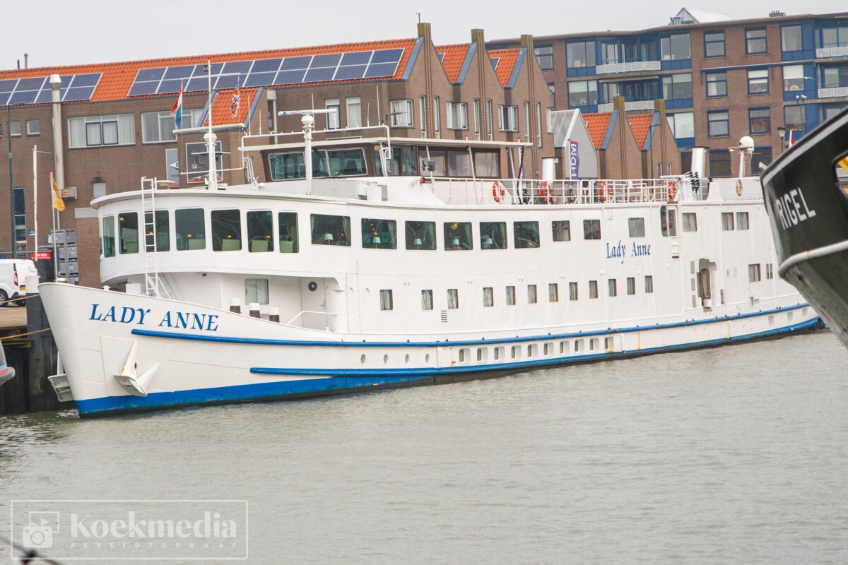 Hotelboot opvang vluchtelingen aangemeerd in Maassluis