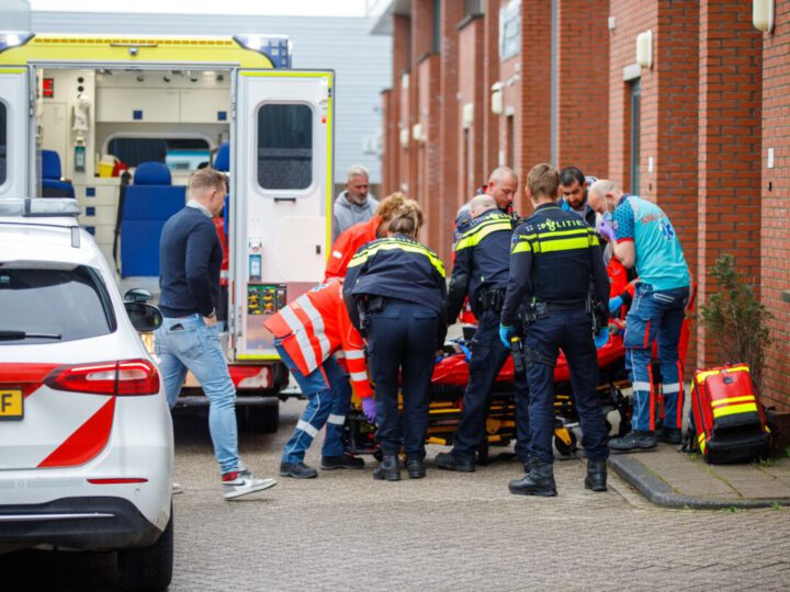 Man overreden door zijn eigen auto en raakt zwaar gewond Zwarte Zee-Maassluis