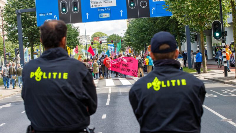 Extinction Rebellion protest voor hoofdkantoor Shell Rotterdam