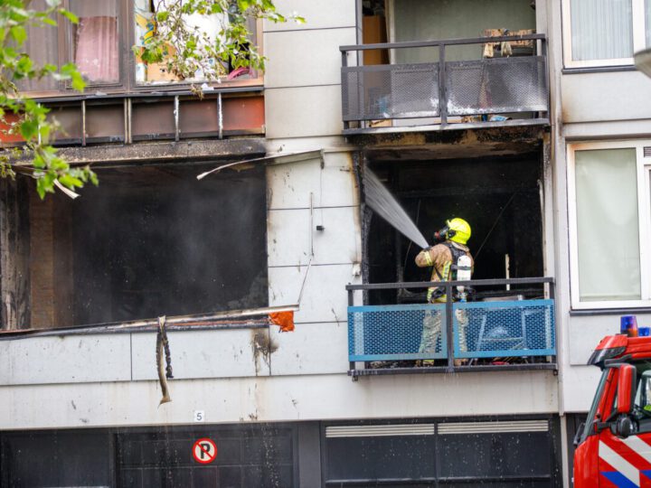 Uitslaande brand verwoest flatwoning Heemkerkstraat-Schiedam