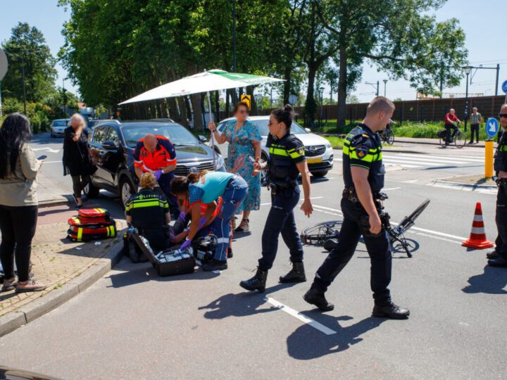 Fietser geschept door auto en raakt ernstig gewond Fenacoliuslaan Maassluis