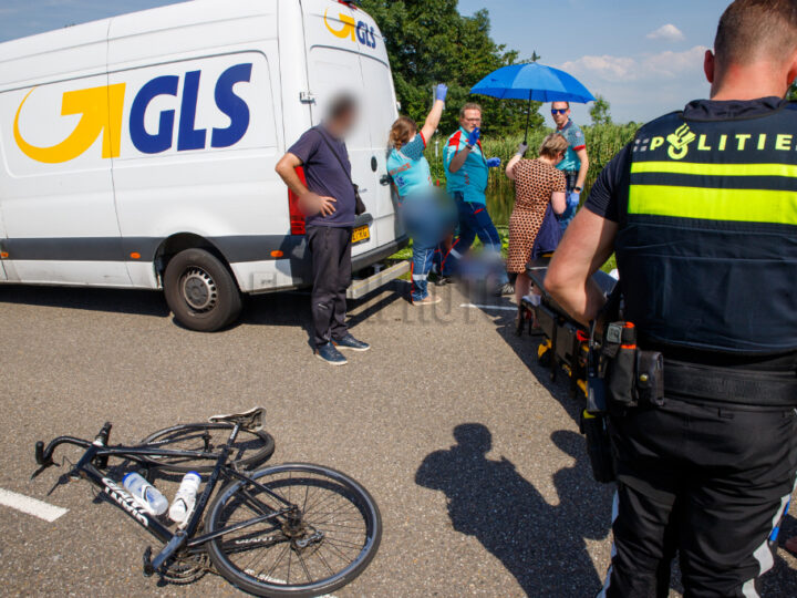 Wielrenner klapt op stilstaande bestelbus